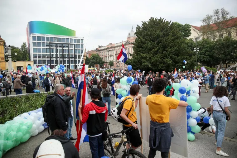 Krenuo je Hod za život! Građani u povorci uz pratnju policije, stigli i političari, ori se 'Lijepa li si'