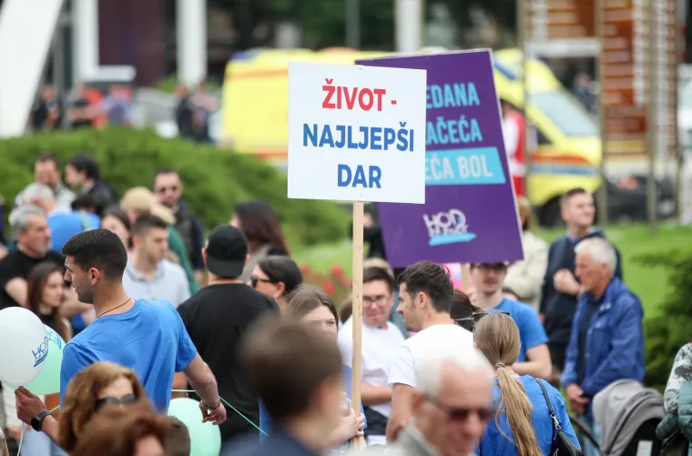 Krenuo je Hod za život! Građani u povorci uz pratnju policije, stigli i političari, ori se 'Lijepa li si'