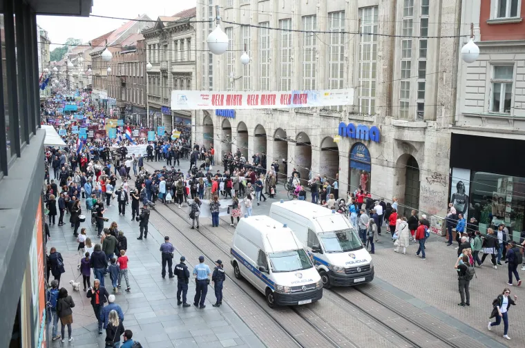 Krenuo je Hod za život! Građani u povorci uz pratnju policije, stigli i političari, ori se 'Lijepa li si'