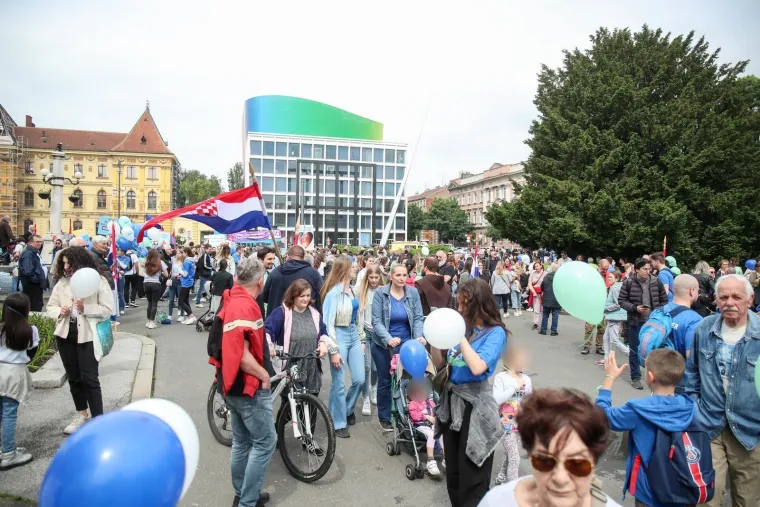 Krenuo je Hod za život! Građani u povorci uz pratnju policije, stigli i političari, ori se 'Lijepa li si'