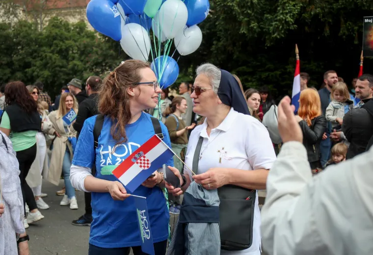 Krenuo je Hod za život! Građani u povorci uz pratnju policije, stigli i političari, ori se 'Lijepa li si'
