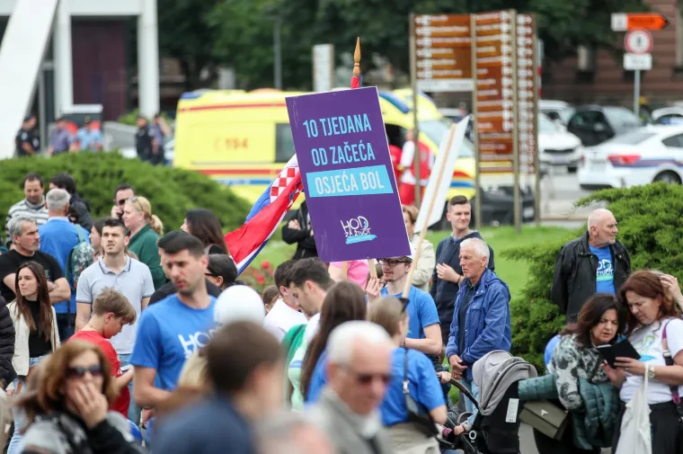 Krenuo je Hod za život! Građani u povorci uz pratnju policije, stigli i političari, ori se 'Lijepa li si'