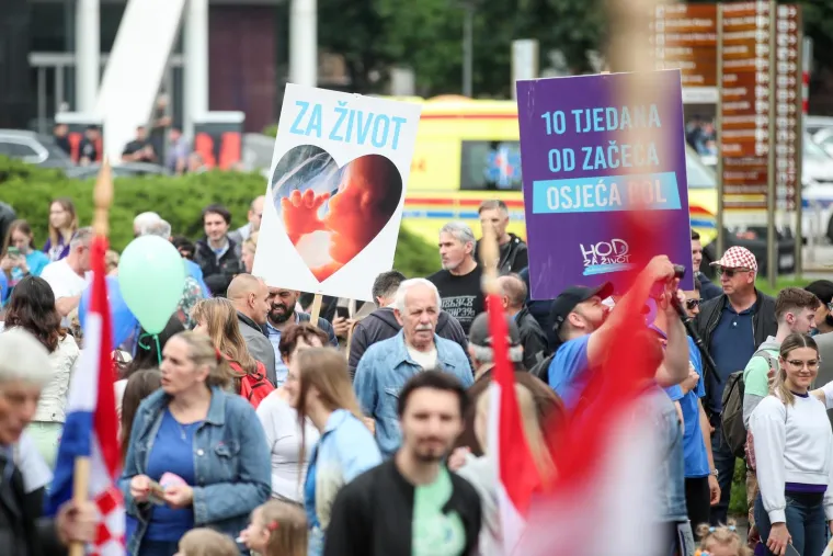 Krenuo je Hod za život! Građani u povorci uz pratnju policije, stigli i političari, ori se 'Lijepa li si'