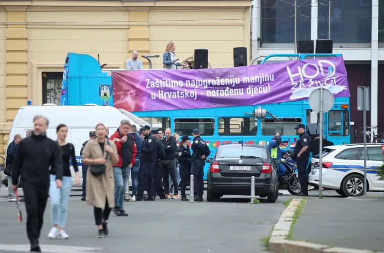 Krenuo je Hod za život! Građani u povorci uz pratnju policije, stigli i političari, ori se 'Lijepa li si'