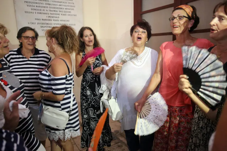Građani se spontano okupili i uz žensku klapu na Pjaci pjevali pjesme Olivera Dragojevića