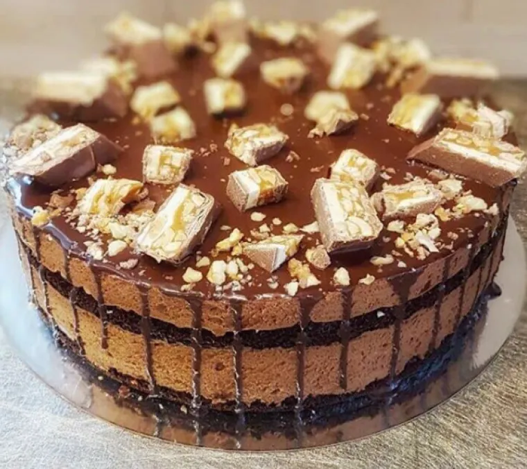 Našle smo 15 najbogatijih i najsočnijih Snickers torta koje ćete poželjeti smazati u jednom zalogaju