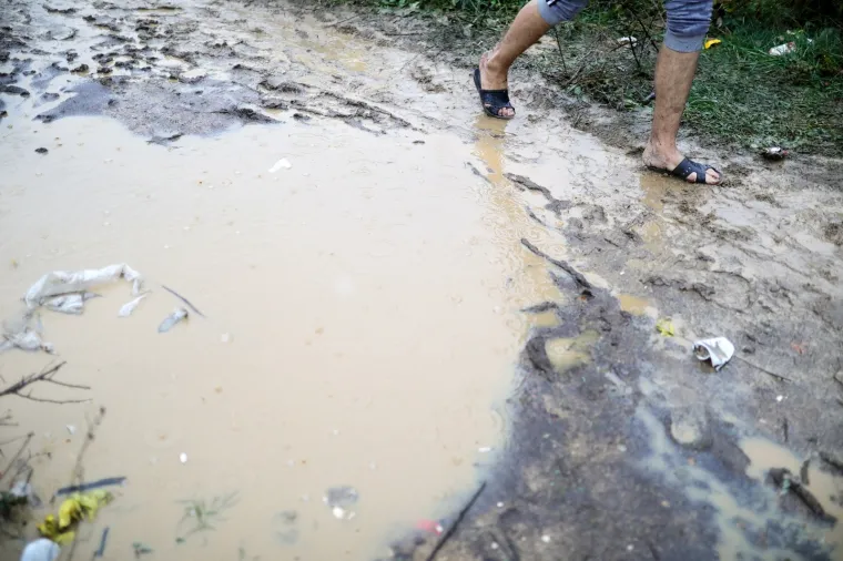 Pogledajte u kakvim očajnim uvjetima žive migranti u Vučjaku: Kiša im je uništila skoro cijeli kamp