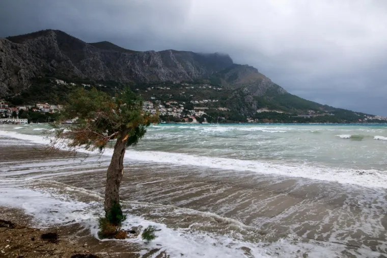 Olujno jugo s orkanskim udarima - zasad manje štete i 'užarene' linije vatrogasnih postrojba