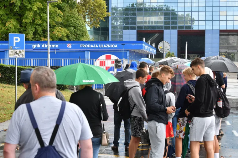 Velik interes za utakmicu Dinama i Bodo/Glimta: Ljudi stoje na kiši, a Liga prvaka kuca na vrata
