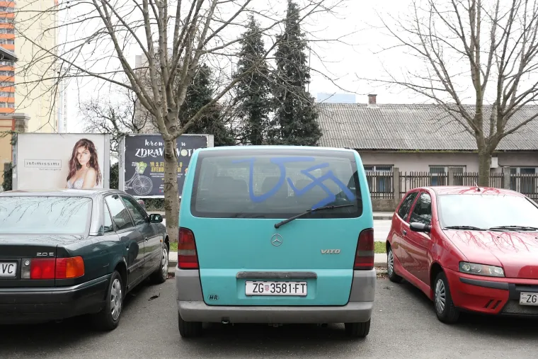 Svastika i ustaška obilježja na Trgu Francuske republike