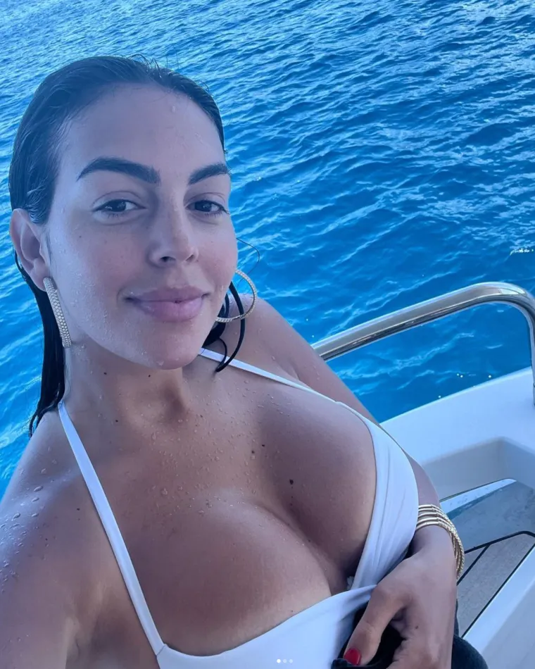 Ronaldova Georgina došla u crkvu u izazovnoj uskoj haljini i golih nogu. U prvoj planu je njezina guza, a reakcije vjernika su dosta burne