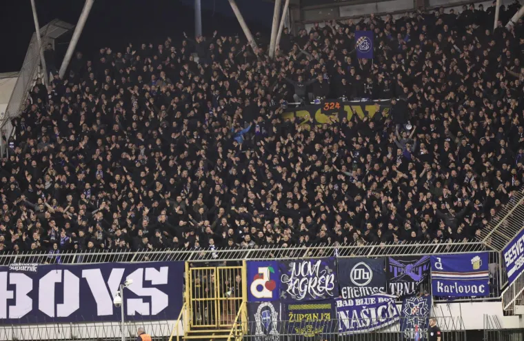 U subotu od 18 sati na rasprodanom Poljudu sastali su se Hajduk i Dinamo u sklopu još jednog u nizu najvećih hrvatskih derbija. Prije same utakmice došlo je do incidenta. U Splitu je kamenovan autobus s navijačima Dinama, a potom i igračima zagrebačkog kluba pri dolasku na stadion.
Ti ružni incidenti nisu spriječili Torcidu da odmah na početku derbija izvede predivnu i atraktivnu koreografiju na kojoj je velikim slovima ispisano &apos;Torcida&apos; u crvenim i plavim bojama. Kasnije su i Dinamovi navijači napravili svoju koreografiju gdje su u žutim i plavim bojama dali podršku Ukrajini u ratu koji se događa zbog ruske invazije. Nakon toga im je cijeli Poljud zapljeskao.