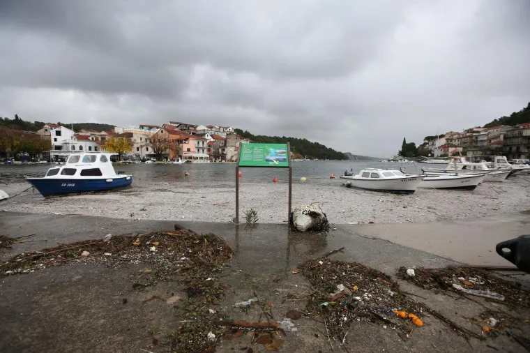 More ‘uzvratilo udarac’ kao svjedok ljudske neodgovornosti: Izbacilo hrpe smeća na zatonsku rivu