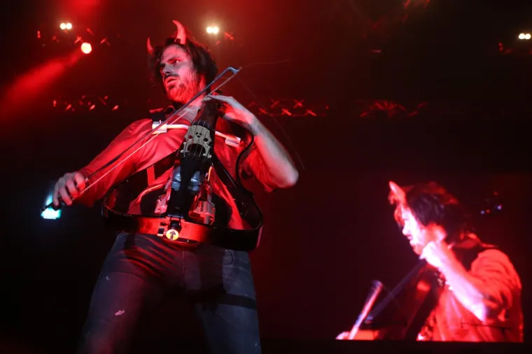 MEGAPOPULARNI 2CELLOS 'RAZVALIO' SPLITSKU ARENU: Šulić i Hauser se igrali vraga, iz publike im se smiješile poznate face