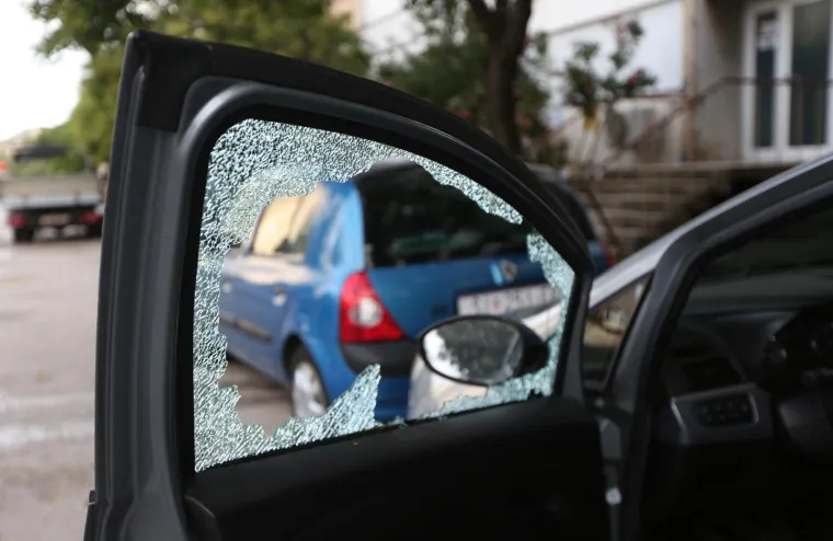 VELIKA MATERIJALNA ŠTETA NAKON OLUJE U ŠIBENIKU: Pogledajte iščupana stabla i uništene automobile na ulicama