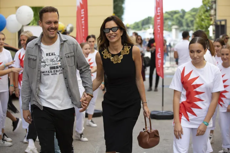 Prije dvije godinu, u jeku pandemije, Severina se javno požalila da je Milan Popović odlučio sebe i sina staviti u samoizolaciju, zbog njegovog putovanja u Austriju, o kojem je, kako je tvrdila, uopće nije izvijestio. Nakon 20 mjeseci borbe, sud je Severini vratio skrbništvo. 