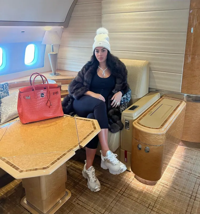 Georgina je kao lokaciju označila Madrid, gdje je donedavno boravila s obitelji, a da putuju u Saudijsku Arabiju otkrio je Cristiano, koji je na Instagram story objavio video iz aviona. 