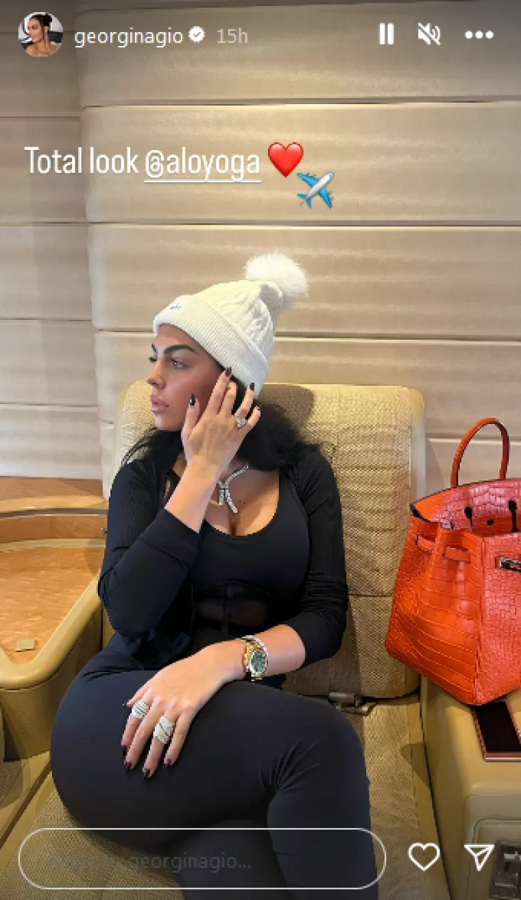 Georgina Rodriguez se odlučila za jednostavan outfit, crnu majicu i hlače, tamniju bundu i bijele tenisice, a kao modne dodatke odabrala je bijelu zimsku kapu i ogrlicu od dijamanata.