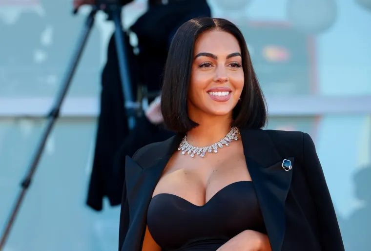 Riječ je o jednom od najbogatijih i najuspješnijih parova na svijetu. Rodriguez je jedna od najpopularnijih slavnih osoba na Instagramu s nevjerojatnih 29,6 milijuna pratitelja. Sklopila je i niz profitabilnih manekenskih ugovora, uključujući poziranje za Vogue. Dana 27. siječnja na Netflixu izlazi i dokumentarac &quot;Ja sam Georgina&quot;, a na sljedećim fotografijama pogledajte neke od isječaka iz filma o Ronaldovoj ljepotici...
