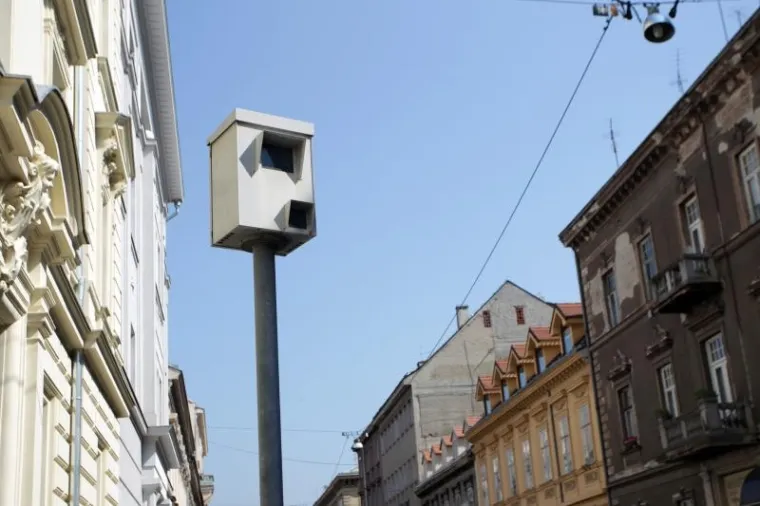 Na pločniku u Preradovićevoj ulici postavljena je nadzorna kamera. Zagrepčani, sada malo usporite vožnju jer bi vam na adresu mogla stići kazna.