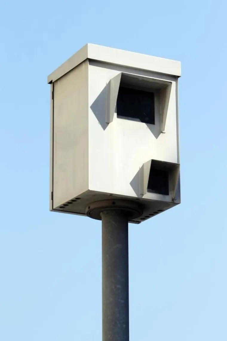 Na pločniku u Preradovićevoj ulici postavljena je nadzorna kamera. Zagrepčani, sada malo usporite vožnju jer bi vam na adresu mogla stići kazna.