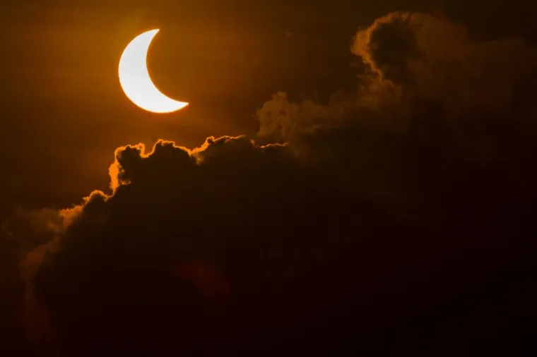 SPEKTAKL NA NEBU: Pogledajte kako je izgledala pomrčina Sunca