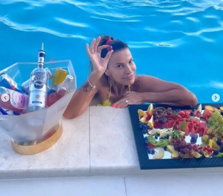 Skinula se legendarna misica! Ana Sasso rastura i 40 godina nakon kultne reklame, ovi prizori će vas još dugo grijati