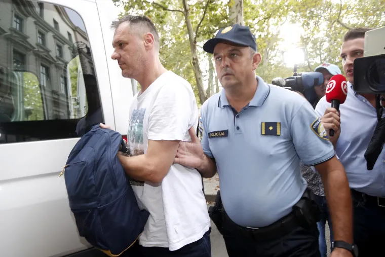 Svi uhićeni idu u istražni zatvor na mjesec dana! Kad su stigli pred sud djelovali su pomalo izgubljeno,  a jedan je dovikivao: 'Lešinari!'