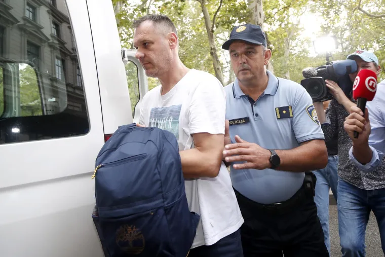 Svi uhićeni idu u istražni zatvor na mjesec dana! Kad su stigli pred sud djelovali su pomalo izgubljeno,  a jedan je dovikivao: 'Lešinari!'