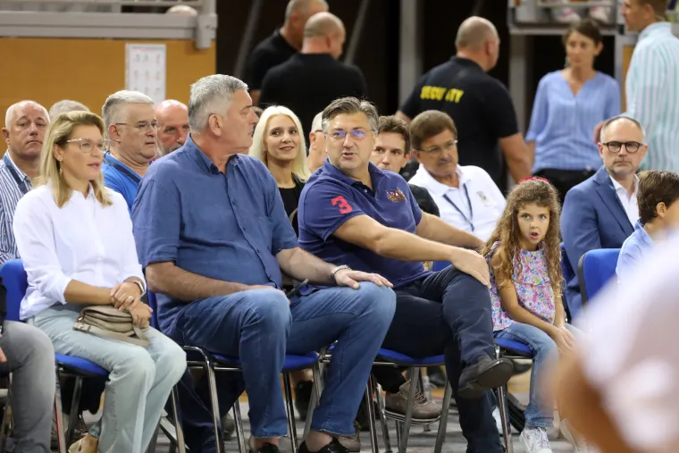 Andrej Plenković na utakmici Hrvatska - Švicarska