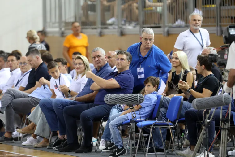 Andrej Plenković na utakmici Hrvatska - Švicarska