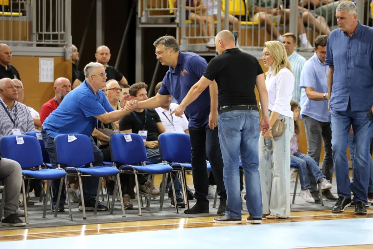 Andrej Plenković na utakmici Hrvatska - Švicarska