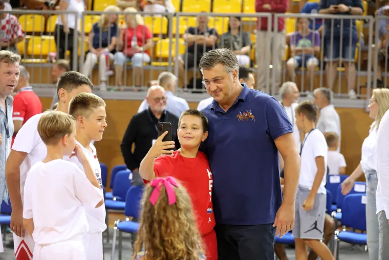 Andrej Plenković na utakmici Hrvatska - Švicarska
