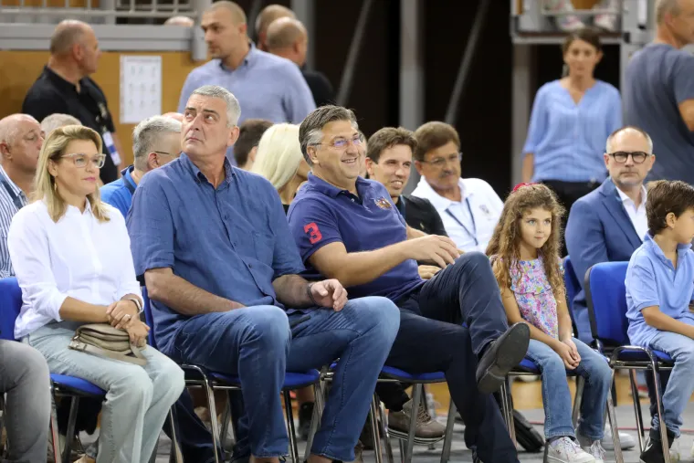 Andrej Plenković na utakmici Hrvatska - Švicarska