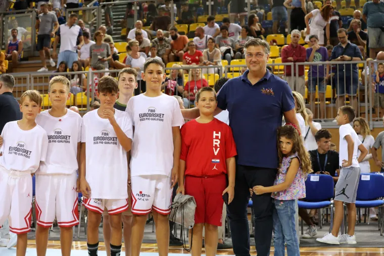 Andrej Plenković na utakmici Hrvatska - Švicarska
