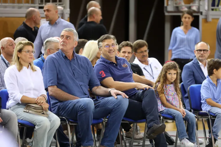 Andrej Plenković na utakmici Hrvatska - &Scaron;vicarska