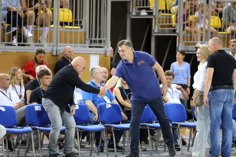 Andrej Plenković na utakmici Hrvatska - &Scaron;vicarska
