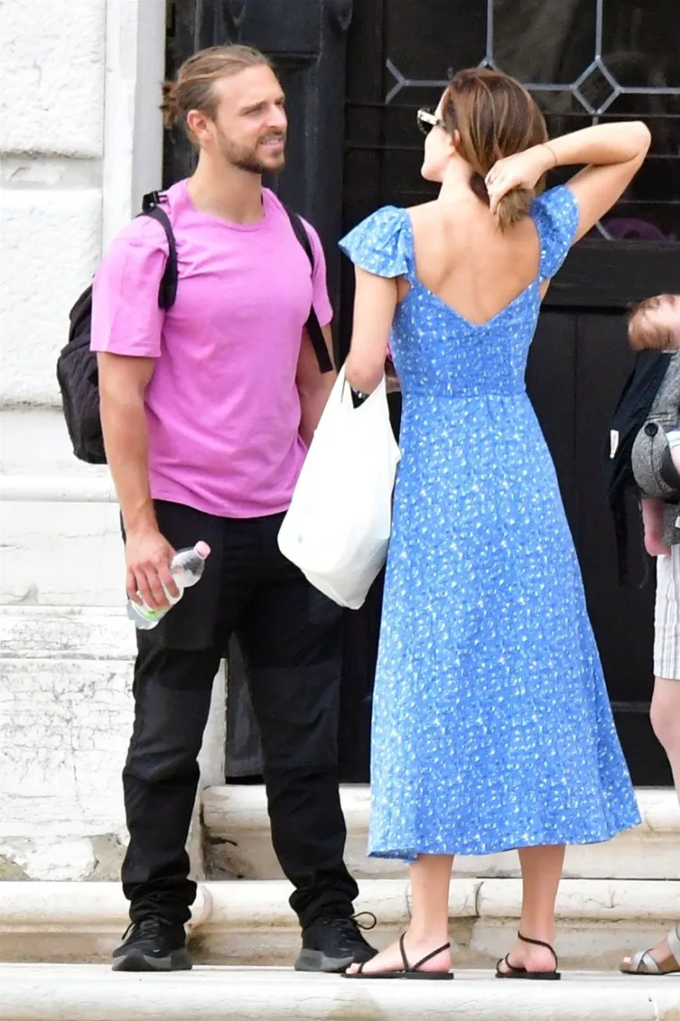 Kako je Brandon Green upoznao Emmu Watson?
Prijatelji su bili očigledno &quot;iznenađeni&quot; što se Emma viđa s Brandonom, iako je ona u prošlosti rekla da se oslanja na njih da joj namjeste spojeve.