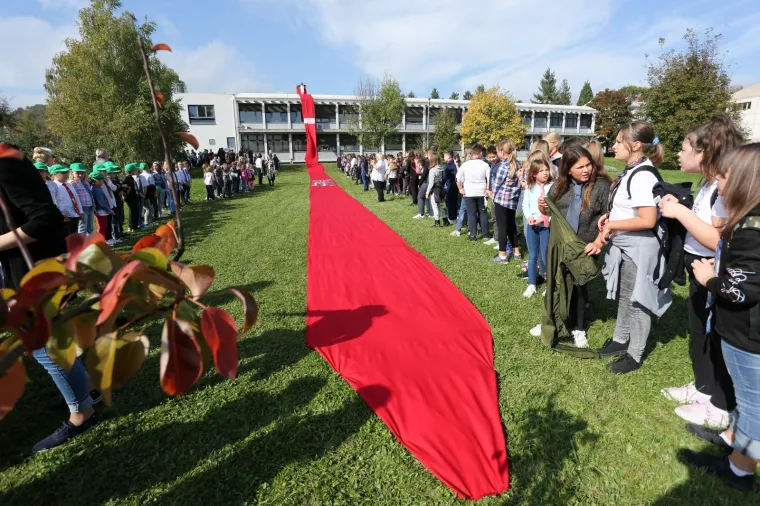 Djeca znaju čemu služi: Školu u Bregani krasi kravata od 100 metara