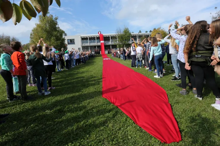 Djeca znaju čemu služi: Školu u Bregani krasi kravata od 100 metara
