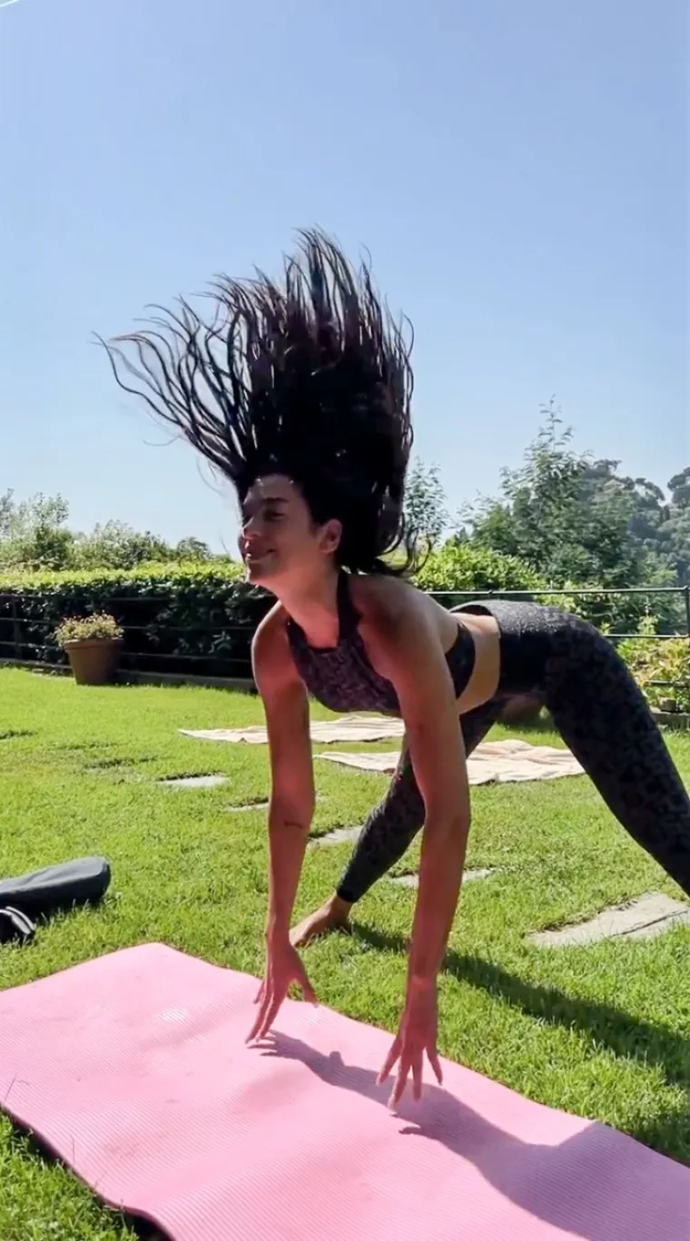 Dua Lipa zna kako unijeti malo veselja u dan: U bikiniju je vježbala jogu - dosta hrabro, s obzirom na odabrane poze...
