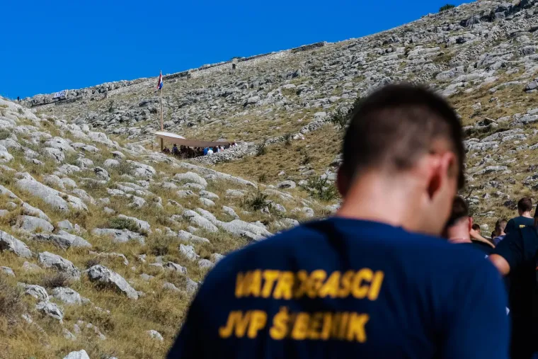 Odavanje počasti poginulim vatrogascima: Na obljetnici u Šibeniku i Slavica, 12 kaciga položeno u Zagrebu