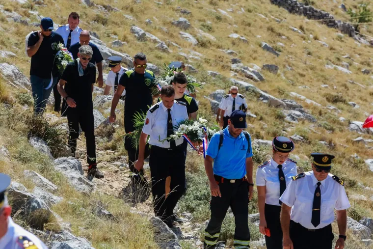 Odavanje počasti poginulim vatrogascima: Na obljetnici u Šibeniku i Slavica, 12 kaciga položeno u Zagrebu