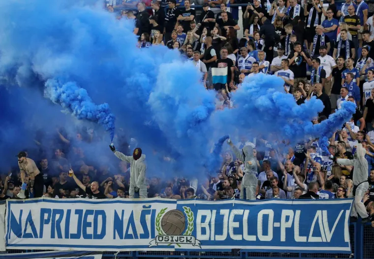Kohorta je veličanstvenom bakljadom 'zapalila' kultni stadion, a nakon posljednjeg zvižduka navijači su preplavili travnjak