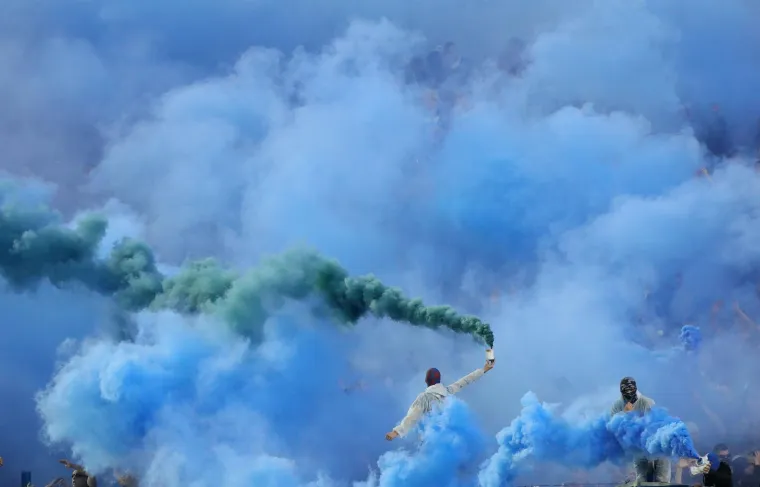Kohorta je veličanstvenom bakljadom 'zapalila' kultni stadion, a nakon posljednjeg zvižduka navijači su preplavili travnjak