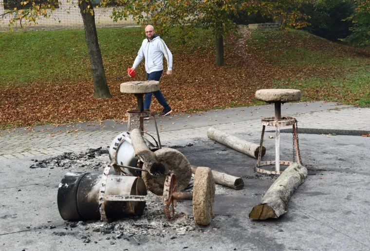 Vandali u Sisku opet uništili spomenik poginulim hrvatskim braniteljima, najgore do sada!