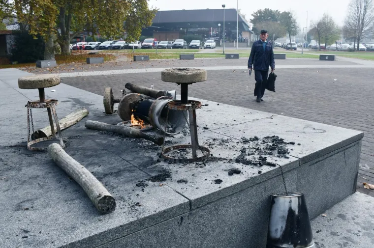 Vandali u Sisku opet uništili spomenik poginulim hrvatskim braniteljima, najgore do sada!