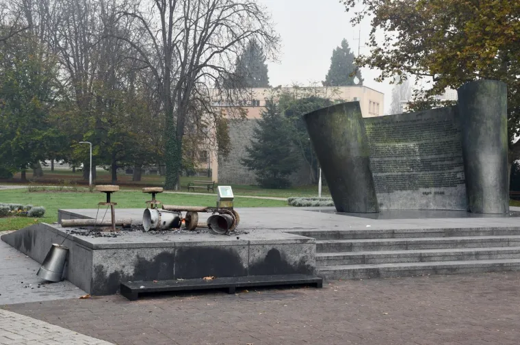 Vandali u Sisku opet uništili spomenik poginulim hrvatskim braniteljima, najgore do sada!