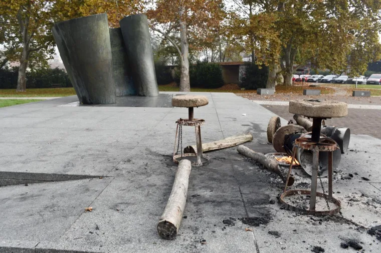 Vandali u Sisku opet uništili spomenik poginulim hrvatskim braniteljima, najgore do sada!