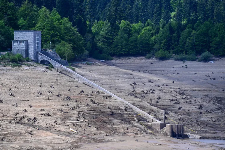Osušeno Lokvarsko jezero otkrilo ostatke nekadašnjeg naselja: Vide se ostaci kuća te slavna cesta Lujzijana